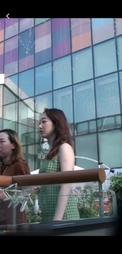 大神级偷拍大明星蒋梦婕裙底,薄蕾丝窄边内内真性感,不知道被潜过没有 截图10