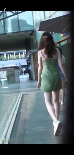 大神级偷拍大明星蒋梦婕裙底,薄蕾丝窄边内内真性感,不知道被潜过没有 截图11