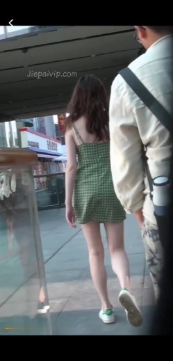 大神级偷拍大明星蒋梦婕裙底,薄蕾丝窄边内内真性感,不知道被潜过没有 截图12