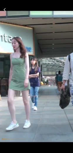 大神级偷拍大明星蒋梦婕裙底,薄蕾丝窄边内内真性感,不知道被潜过没有 截图16