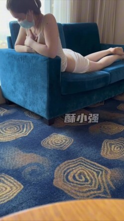 【丝足狂喜】推特28万粉丝国产原创丝袜足交博主「酥小强」付费私拍 线下专约素人模特足交抚摸调情 截图1