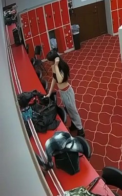 演出后台更衣室偷拍 ️身材不错的妹子换衣服,脱光衣服后还往胳肢窝喷香水，讲究人 截图1