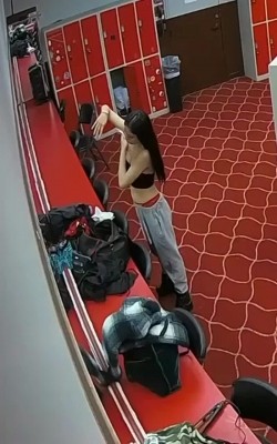 演出后台更衣室偷拍 ️身材不错的妹子换衣服,脱光衣服后还往胳肢窝喷香水，讲究人 截图3