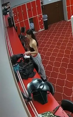 演出后台更衣室偷拍 ️身材不错的妹子换衣服,脱光衣服后还往胳肢窝喷香水，讲究人 截图4