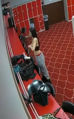 演出后台更衣室偷拍 ️身材不错的妹子换衣服,脱光衣服后还往胳肢窝喷香水，讲究人 截图5
