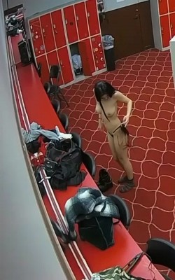 演出后台更衣室偷拍 ️身材不错的妹子换衣服,脱光衣服后还往胳肢窝喷香水，讲究人 截图14