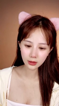 重磅 985校花~好纯好极品~【大二假期】宿舍抠逼自慰 包秒射，颜值高身材好，看了喷鼻血 截图15