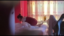猫眼偷拍 电竞酒店服务员隔门偷窥年轻小伙和红色睡衣少妇姐姐激情 截图13