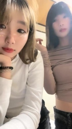 【一只兔叽吖】校花双女神~!尺度升级~完全放飞~无套群P，小妹妹挺漂亮，被干得娇喘阵阵 截图1
