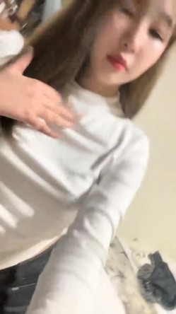 【一只兔叽吖】校花双女神~!尺度升级~完全放飞~无套群P，小妹妹挺漂亮，被干得娇喘阵阵 截图2