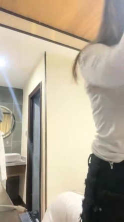 【一只兔叽吖】校花双女神~!尺度升级~完全放飞~无套群P，小妹妹挺漂亮，被干得娇喘阵阵 截图3