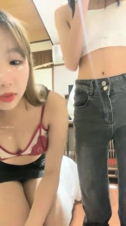 【一只兔叽吖】校花双女神~!尺度升级~完全放飞~无套群P，小妹妹挺漂亮，被干得娇喘阵阵 截图9