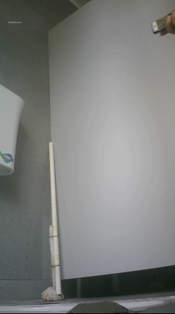 培训机构女厕双机位近景高清偸拍 多位小姐姐方便，脸逼同框看点十足 截图2