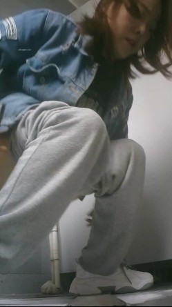 培训机构女厕双机位近景高清偸拍 多位小姐姐方便，脸逼同框看点十足 截图5