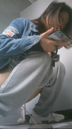 培训机构女厕双机位近景高清偸拍 多位小姐姐方便，脸逼同框看点十足 截图8