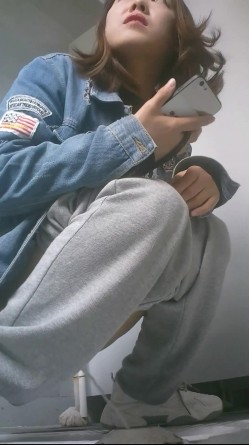 培训机构女厕双机位近景高清偸拍 多位小姐姐方便，脸逼同框看点十足 截图9