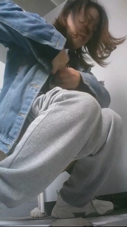 培训机构女厕双机位近景高清偸拍 多位小姐姐方便，脸逼同框看点十足 截图13