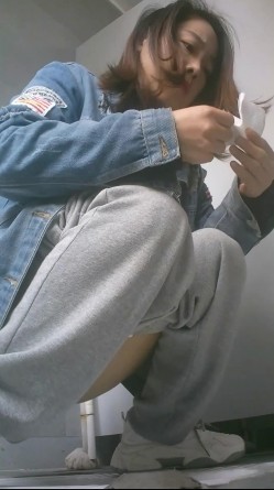 培训机构女厕双机位近景高清偸拍 多位小姐姐方便，脸逼同框看点十足 截图14