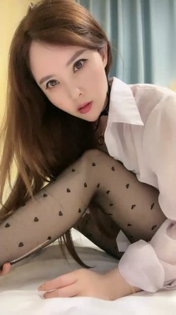 近期下海网红美女，衬衣丝袜极度性感，掰开紧致小穴特写，翘起肉感屁股，更是诱惑 截图1