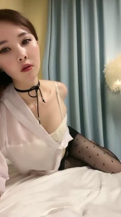 近期下海网红美女，衬衣丝袜极度性感，掰开紧致小穴特写，翘起肉感屁股，更是诱惑 截图3