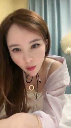 近期下海网红美女，衬衣丝袜极度性感，掰开紧致小穴特写，翘起肉感屁股，更是诱惑 截图8