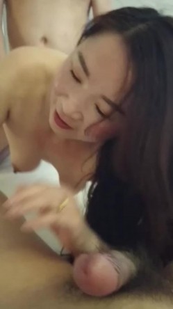 骚逼老婆~让我带个哥们回来一起操她~问她爽嘛！爽得抓住我鸡巴深深含进嘴巴里不放~腿上青一块紫一块也不知道她去哪里偷情弄的！ 截图1