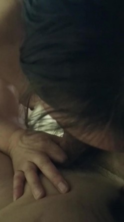 骚逼老婆~让我带个哥们回来一起操她~问她爽嘛！爽得抓住我鸡巴深深含进嘴巴里不放~腿上青一块紫一块也不知道她去哪里偷情弄的！ 截图7