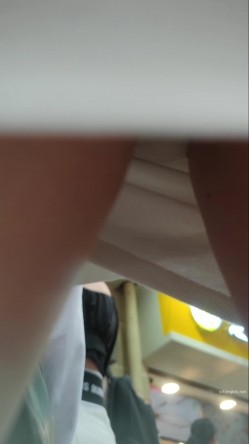 大神尾随偷拍 白色短裙极品美女在买东西排队的时候抄底她的内裤真的非常性感丁字裤毛毛清晰可见 截图2