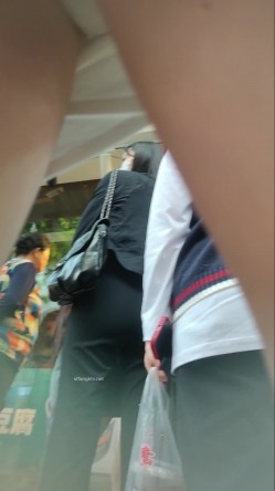 大神尾随偷拍 白色短裙极品美女在买东西排队的时候抄底她的内裤真的非常性感丁字裤毛毛清晰可见 截图4