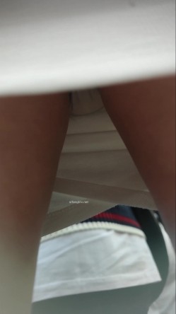 大神尾随偷拍 白色短裙极品美女在买东西排队的时候抄底她的内裤真的非常性感丁字裤毛毛清晰可见 截图5