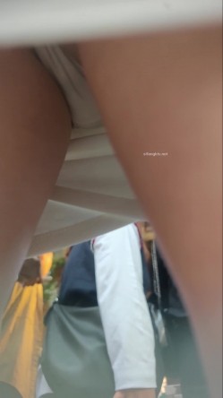 大神尾随偷拍 白色短裙极品美女在买东西排队的时候抄底她的内裤真的非常性感丁字裤毛毛清晰可见 截图7
