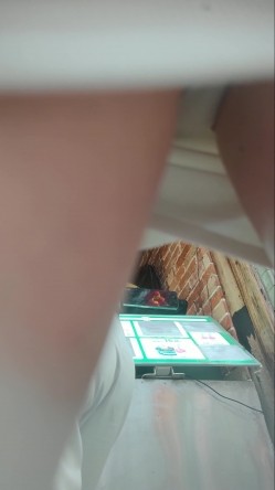 大神尾随偷拍 白色短裙极品美女在买东西排队的时候抄底她的内裤真的非常性感丁字裤毛毛清晰可见 截图10
