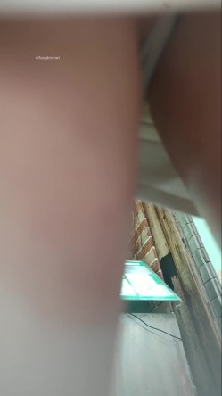 大神尾随偷拍 白色短裙极品美女在买东西排队的时候抄底她的内裤真的非常性感丁字裤毛毛清晰可见 截图11