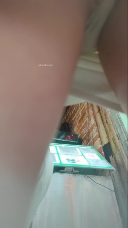 大神尾随偷拍 白色短裙极品美女在买东西排队的时候抄底她的内裤真的非常性感丁字裤毛毛清晰可见 截图12