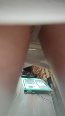 大神尾随偷拍 白色短裙极品美女在买东西排队的时候抄底她的内裤真的非常性感丁字裤毛毛清晰可见 截图13