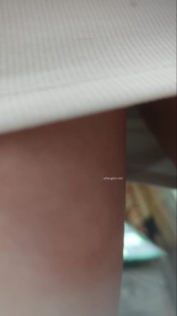 大神尾随偷拍 白色短裙极品美女在买东西排队的时候抄底她的内裤真的非常性感丁字裤毛毛清晰可见 截图14