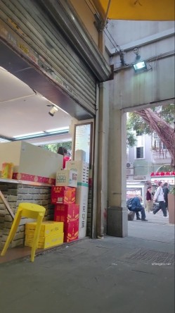 大神尾随偷拍 白色短裙极品美女在买东西排队的时候抄底她的内裤真的非常性感丁字裤毛毛清晰可见 截图16