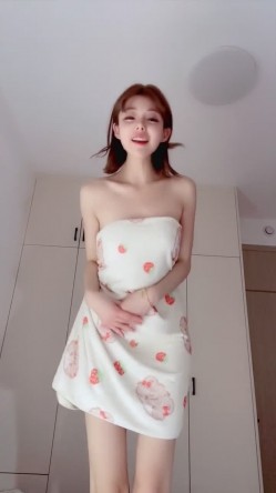最顶尖极品校花女神回归【小思思要吃糖】饱满大咪咪 雪白大长腿 罕见露穴掰穴 截图4