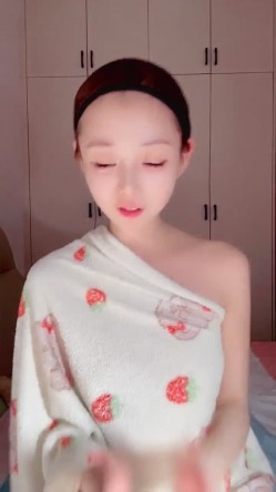 最顶尖极品校花女神回归【小思思要吃糖】饱满大咪咪 雪白大长腿 罕见露穴掰穴 截图7
