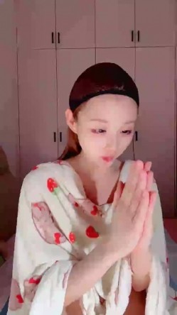 最顶尖极品校花女神回归【小思思要吃糖】饱满大咪咪 雪白大长腿 罕见露穴掰穴 截图9