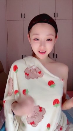 最顶尖极品校花女神回归【小思思要吃糖】饱满大咪咪 雪白大长腿 罕见露穴掰穴 截图10
