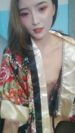颜值不错逼逼无毛白虎妹子双人啪啪 和服黑丝跳蛋塞逼逼口交骑乘后入抽插 截图1