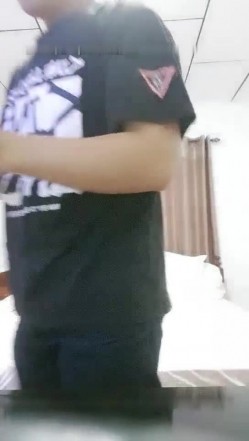 广东修车老司机光头哥《探秘金三角》手机选妹200块包夜大波妹自己干完熘了让兄弟上 截图8