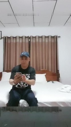 广东修车老司机光头哥《探秘金三角》手机选妹200块包夜大波妹自己干完熘了让兄弟上 截图9