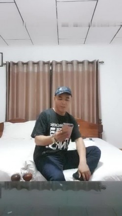 广东修车老司机光头哥《探秘金三角》手机选妹200块包夜大波妹自己干完熘了让兄弟上 截图10