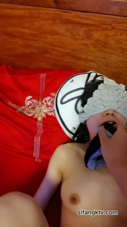 露脸才是王道！顶级反差淫妻【小莹】超强SM调教，乳夹捆绑深喉母狗模仿新娘子啪啪 截图16