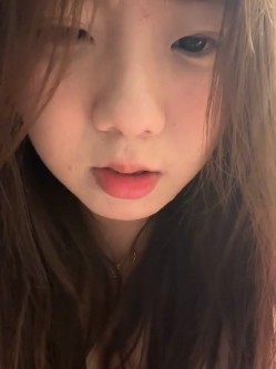 stripchat平台的人气女神，19岁学生妹，【Olivia】，童颜巨乳，高潮狂喷水，跟个水龙头一样，震撼刺激，屌爆了！ 截图1