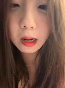 stripchat平台的人气女神，19岁学生妹，【Olivia】，童颜巨乳，高潮狂喷水，跟个水龙头一样，震撼刺激，屌爆了！ 截图2