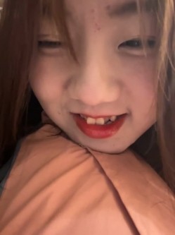 stripchat平台的人气女神，19岁学生妹，【Olivia】，童颜巨乳，高潮狂喷水，跟个水龙头一样，震撼刺激，屌爆了！ 截图3