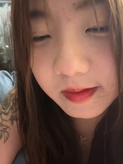 stripchat平台的人气女神，19岁学生妹，【Olivia】，童颜巨乳，高潮狂喷水，跟个水龙头一样，震撼刺激，屌爆了！ 截图5